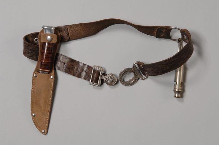 Padvindersriem, drie repen donkerbruin leer verbonden door metalen ringen met gesp en fluit, "BOY…