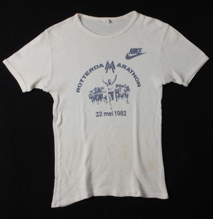 T-shirt van wit tricot katoen met opdruk op voorzijde in donkerblauw, "Rotterdam Marathon 1982 NIKE"