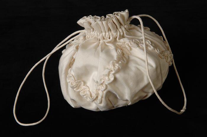 Reticule gemaakt van witte parachutezijde ronde bodem, applicatie van gerimpelde ruches en…