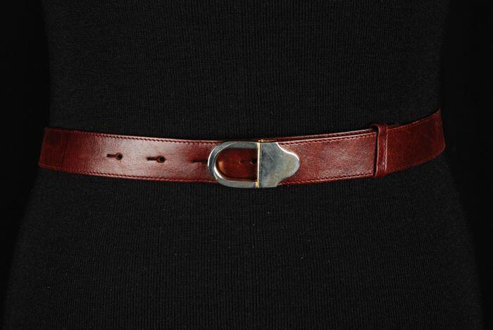 Smalle ceintuur van bordeauxrood leer met metalen gesp