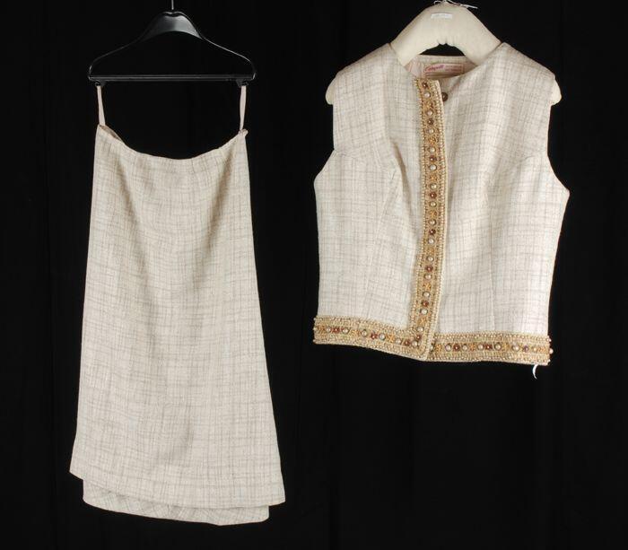 Tweedelige japon, knielange rok (2) van wit-beige stof in linnenook (?) met mouwloze hes (1) met…