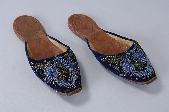 Leren slippers met donkerblauw fluweel met glazen kraaltjes en zilveren pailletten
