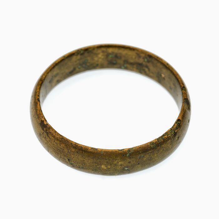 Koperen ring, iets gebold aan de buitenkant