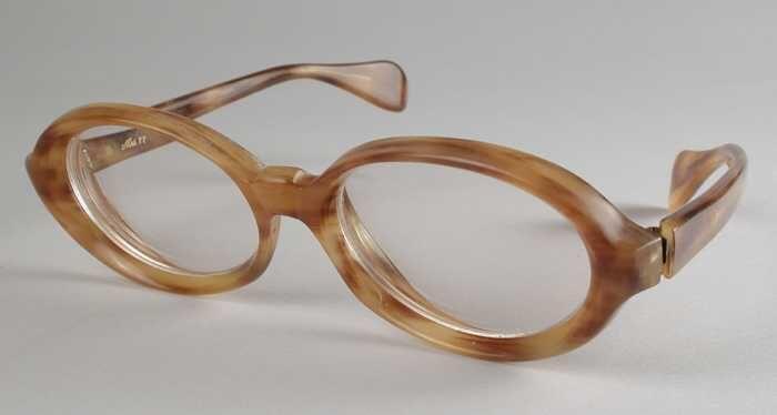 Bril, ovale glazen op sterkte, dik montuur van beige-bruin gemarmerd semi-transparant kunststof…