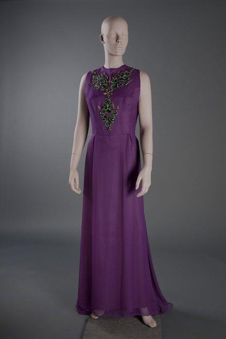 Lange wijduitlopende mouwloze avondjapon met korte sleep, van paarse chiffon (?) en lila voering,…