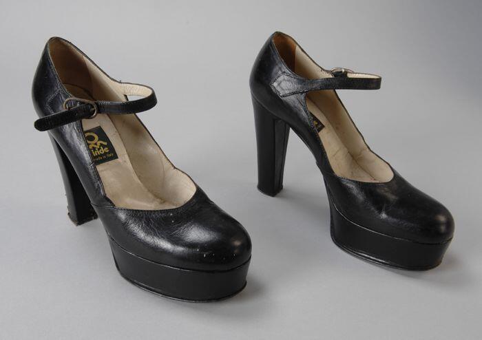 Zwarte leren pumps dikke plateauzool en zeer hoge, iets taps toelopende hak, ronde neus en…