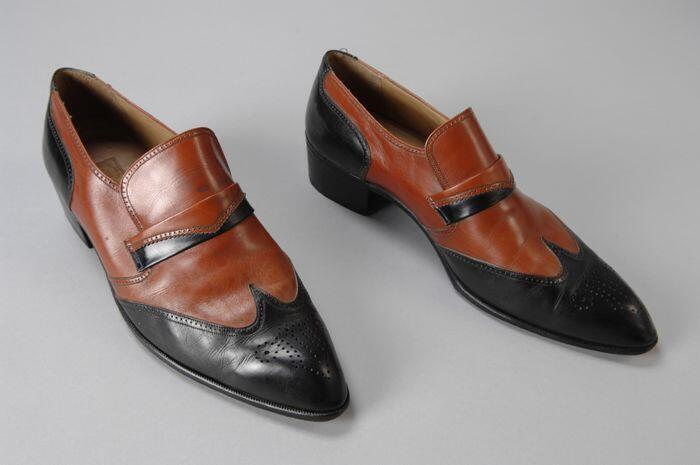 Oranje en zwarte leren herenbrogues, instapmodel, neus en hiel zwart, leren zool, spitse neus en…