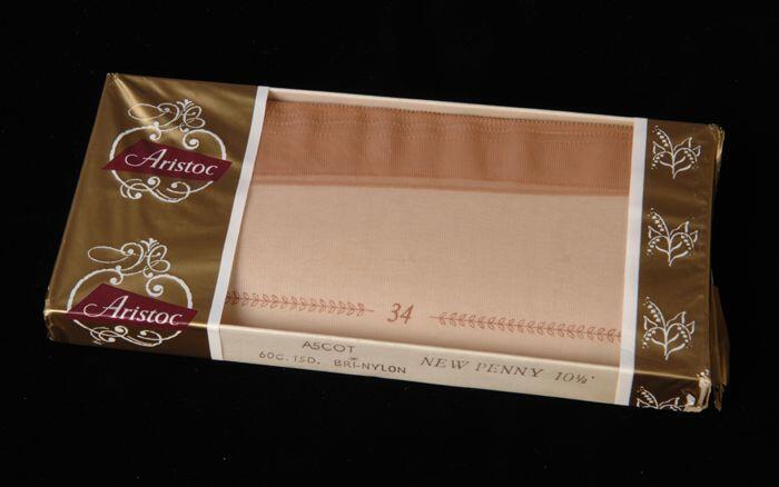 Paar nylonousen in de originele verpakking, "Aristoc nylon/ ASCOT NEW PENNY"