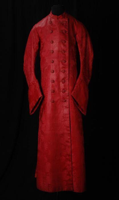 Kamerjas met vest ineen, van roze rood damast met motief van grote bloemen, dubbele knopenrij