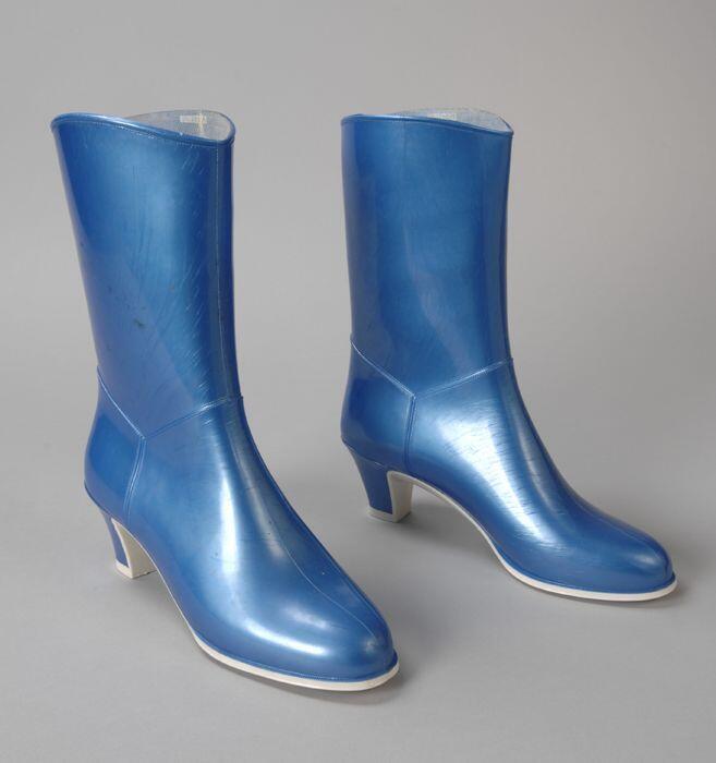 Metallic blauwe kuithoge rubbern laarzen met cubahak, zool van wit rubber met ingegoten imitatie…