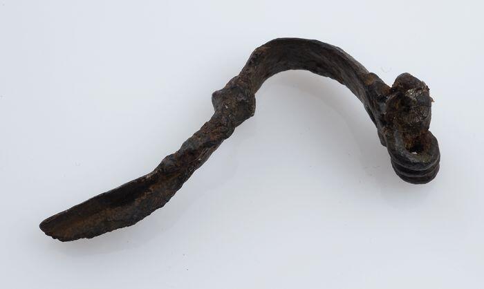 Bronzen fibula of mantelspeld, smal gebogen model