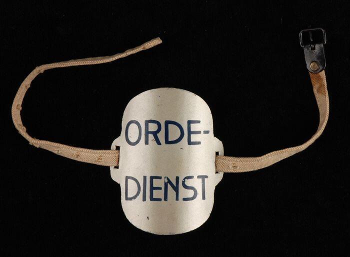 Armschild van de "ordedienst" van Van Nelle