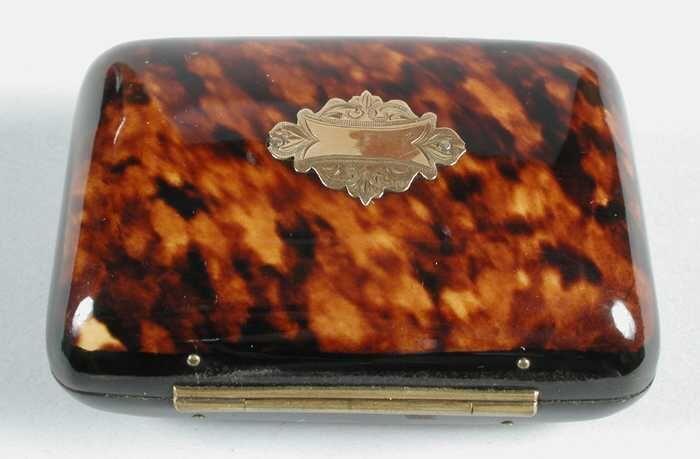Kleine beurs of portemonnee van schildpadmet gegraveerd goudbeslag, binnenwerk van blauw…