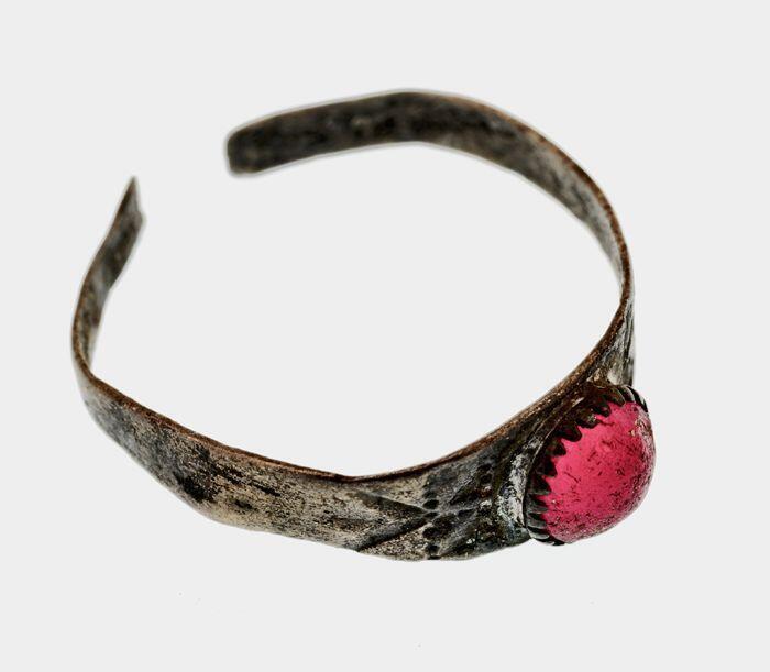 Kleine zilveren ring met bladfiguren en roze steentje, gemerkt