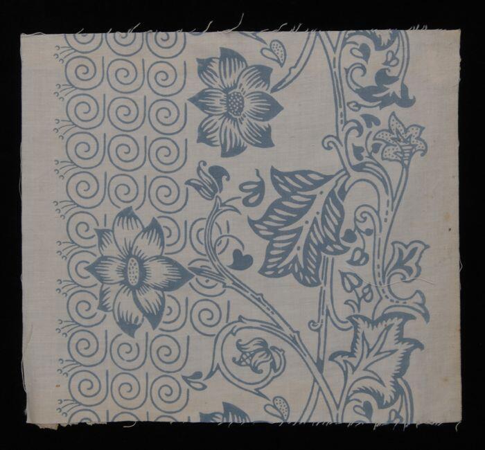 Stofstaal, katoen met dessin met bloemranken in blauw , Kralingse katoenaatschappij, "2317"