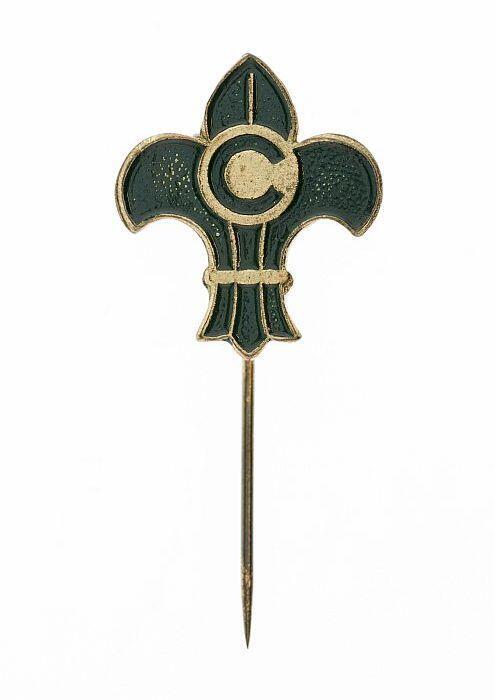 Groene padvindersspeld met de letter "C"