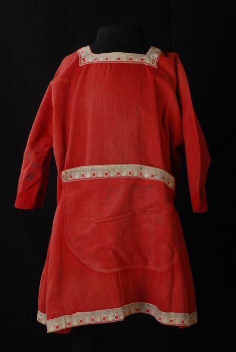 Rood katoenen kinderjurk, gerend model met aangeknipte lange mouwen en rechte hals, grote…