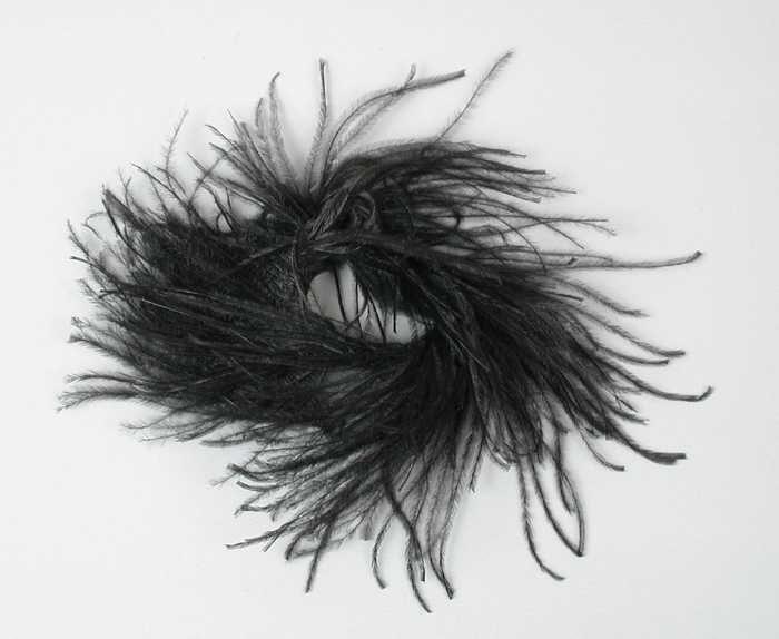 Veren hoedendecoratie of corsage, stukje donkerbruine maraboeveer rondgevormd tot rozet