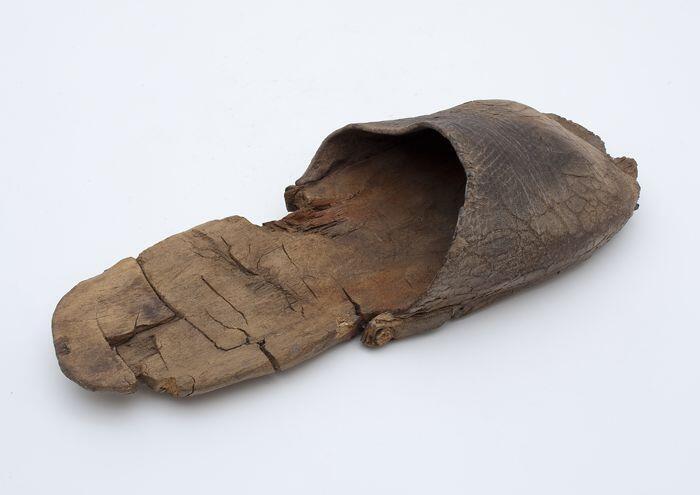 Leren muil, schoeisel met leren neusstuk en houten zool