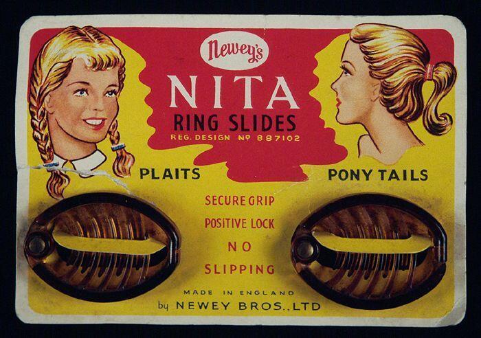Kaart met twee haarspelden, met "Newey's Nita Ring Slides"