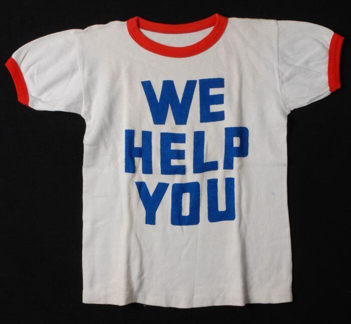 T-shirt van wit katoen met blauwe belettering, "WE HELP YOU", rode bies langs hals en armsgaten