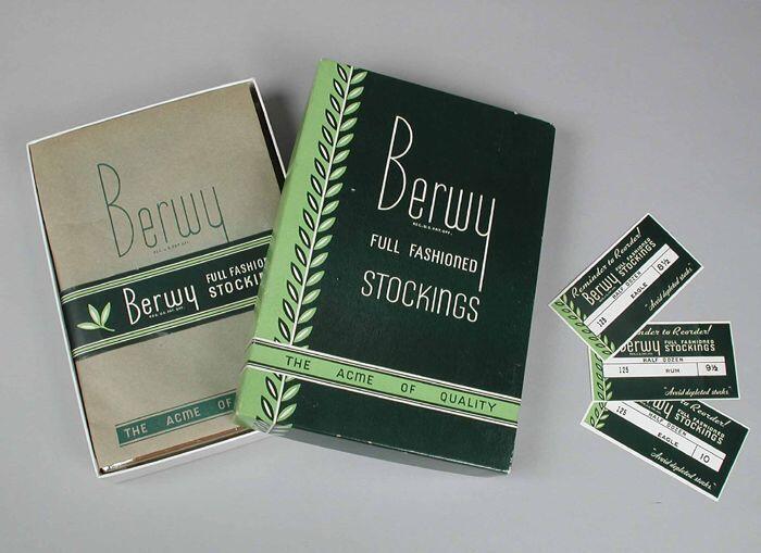 Rechthoekige platte kartonnen doos in lichtgroen en donkergroen, "BERWY / FULL FASHIONED STOCKINGS"…