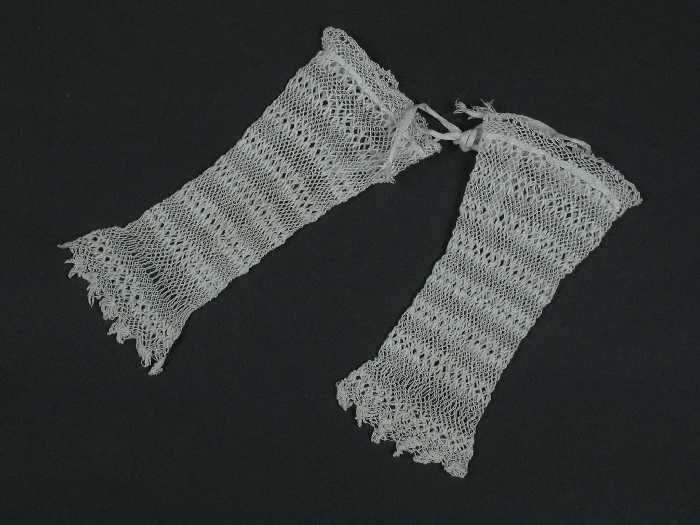 Paar ondermouwen van twee soorten wit garen, banen in filetwerk, babykleding