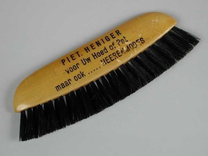 houten hoedenborstel met "Piet. Heniger", zwart varkenshaar