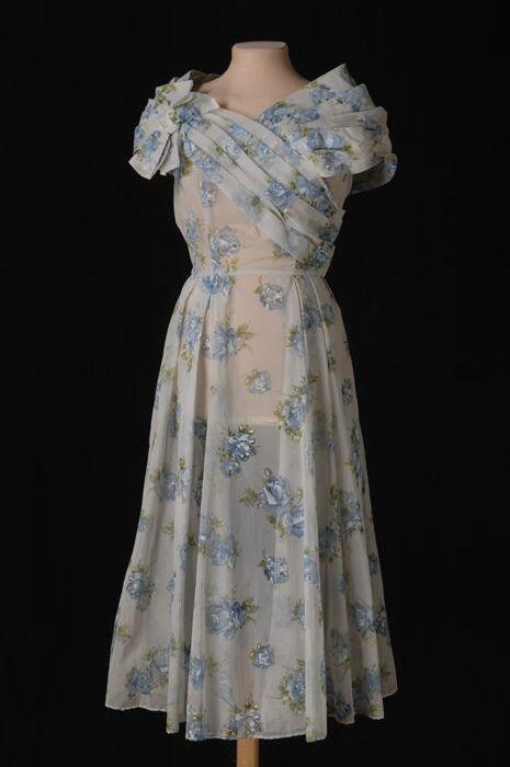 Cocktailjapon van transparant lichtgrijs voile met blauwe rozen, met bijbehorende onderjurk, …