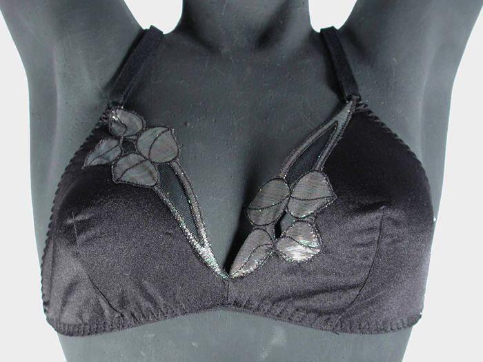 Zwart lingeriesetje van doorschijnend materiaal met groen en roze glinsterend kanten inzet met…