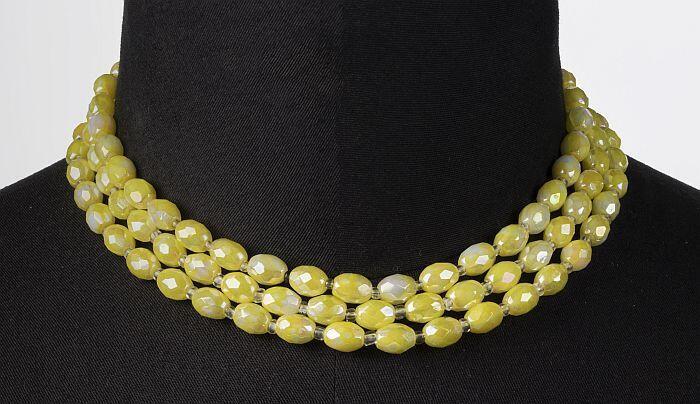 Kralencollier van drie strengen gele kralen met parelmoerglans met haaksluiting