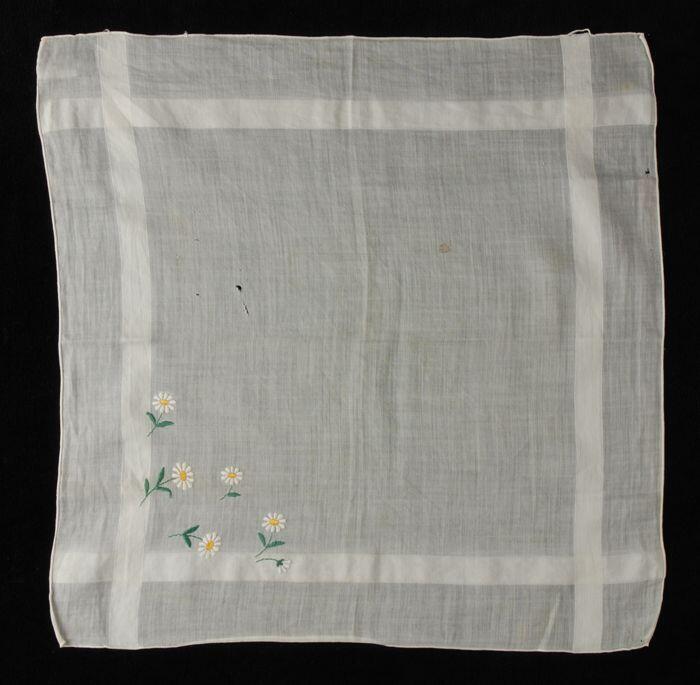 Vierkante wit batisten zakdoek met ingeweven streep en borduursel in wit, geel en groen van losse…