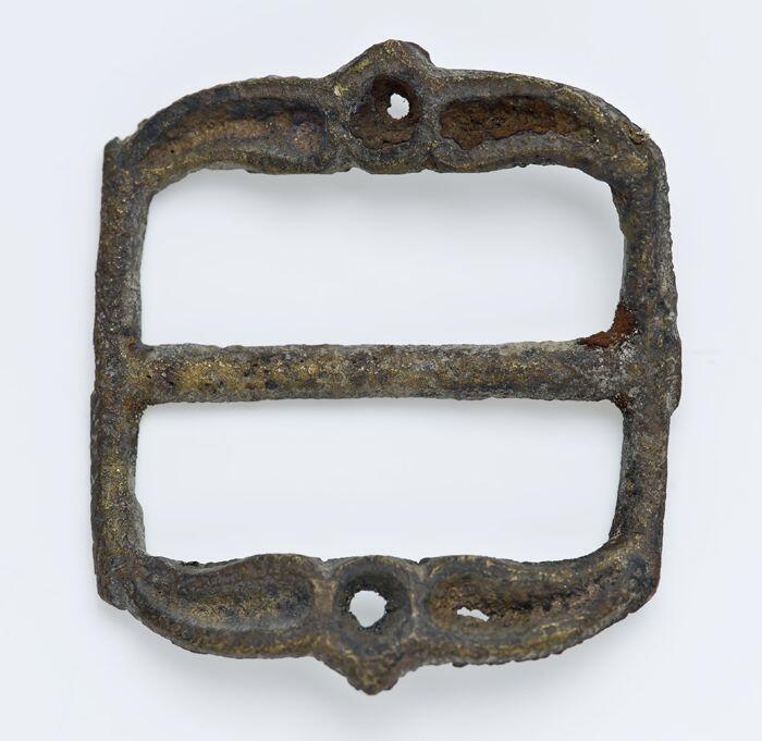 Gordelaccessoire in de vorm van een gesp met een uitgebogen middenstijl, waaronder een ophangoog