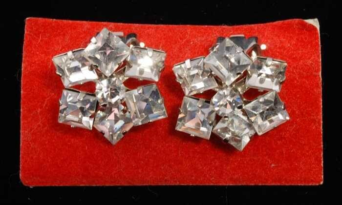 Eén paar oorbellen, clip met vierkante kunstdiamantjes in stervormige zilverkleurige metalen zettin…