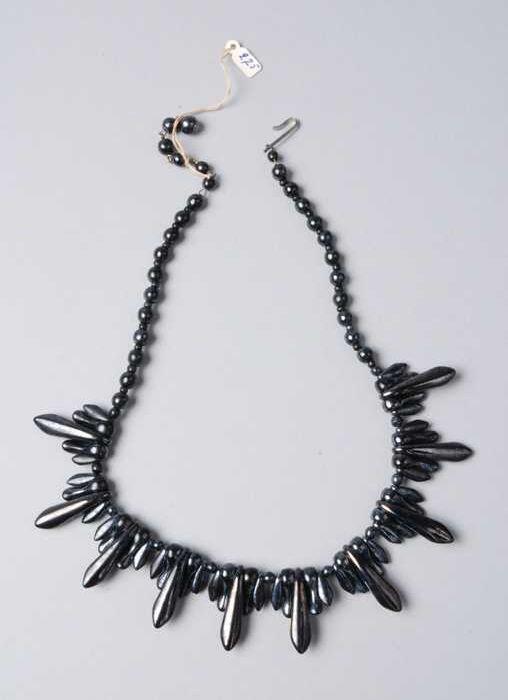 Halsketting, snoer van zwart metalliek glanzende glazen kralen, rond en pegel, haaksluiting, kapper…