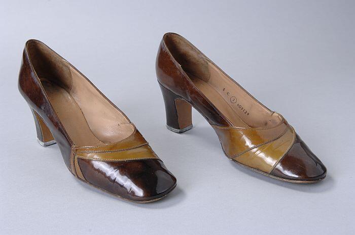 Pumps van bronskleurig imitatie-lakleer met metaalglans, op het voorblad decoratiebanden in twee…