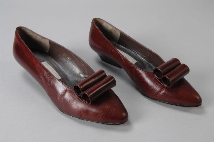 Bordeaux rode pumps met siergesp van opgerolde strook leer, klein smal hakje dat iets achterover…