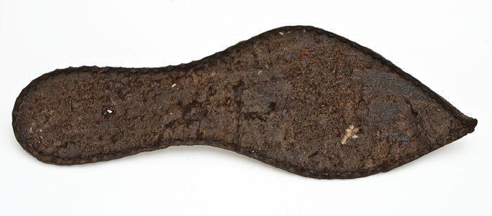 Schoenfragment, bestaande uit puntige zool van linkerschoen, tamelijk kleine maat