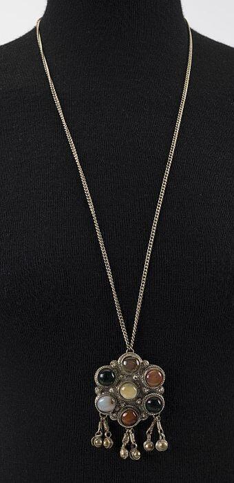 Lange zilverkleurige ketting met folklore hanger