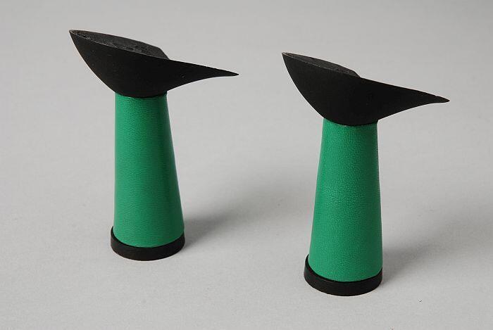Etalagemateriaal, twee groene hakken voor etalage Corbeau