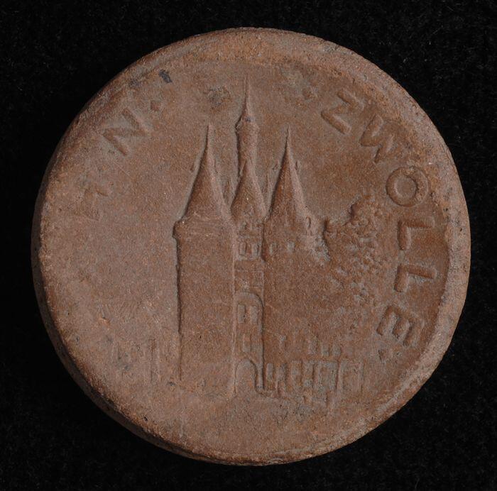 Eén van complete serie collectespeldjes van "W.H.N." (Winterhulp Nederland): ronde aardewerken…