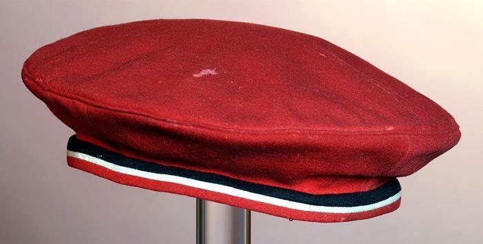 Baret van rood vilt met zwart-wit biesje