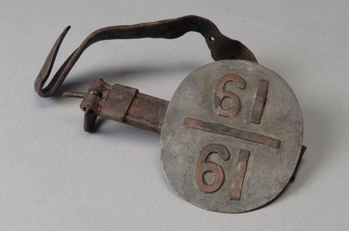 Armschild van de brandweer met "19 / 19"