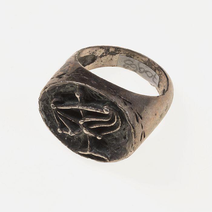 zilverkleurige metalen ring met een weegschaal