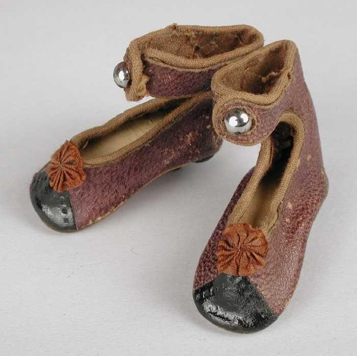 Paar miniatuur schoenen met leer met hak en wreefband, zwarte glanzende neus met roodbruine zijde…