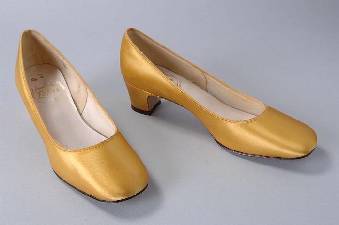 Donkergele satijnen pumps met afgeplatte neus en klein blokhakje