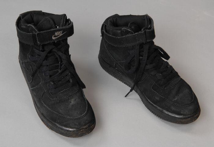Paar zwarte half hoge sportschoenen van Nike