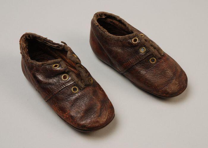 Donkerbruine leren babyschoentjes, veterschoenen met brede ronde neus