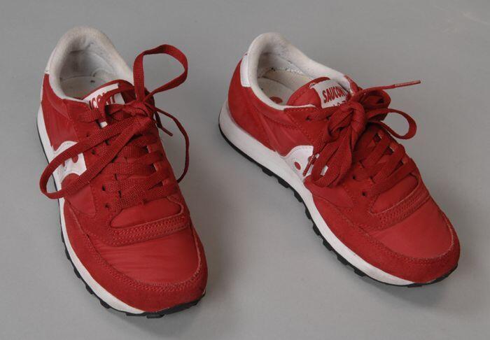 Paar rode sportschoenen van Saucony