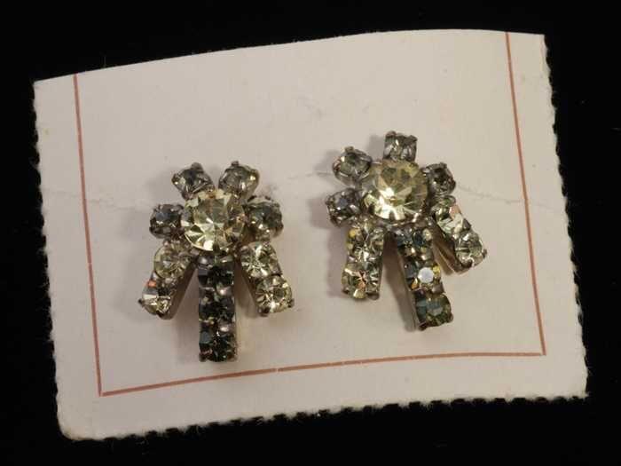 Eén paar oorbellen, clip met kleine gele en witte kunstdiamantjes in zilverkleurige metalen vattin,…